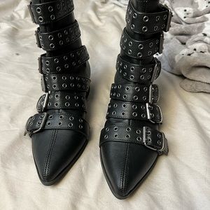 Selling these boots that I absolutely love but are too big unfortunately
